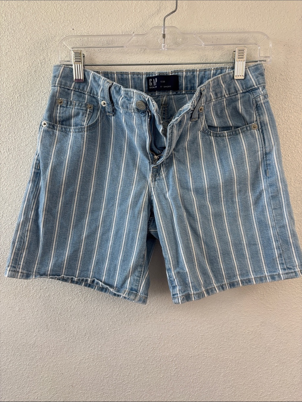 Gap Women’s Size 0 Striped Light Blue and White Jean Shorts
